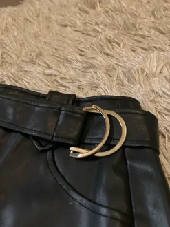 Musta nahkahame vyöllä