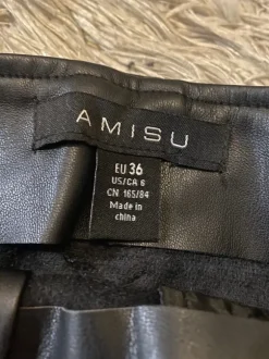 Musta nahkahame vyöllä