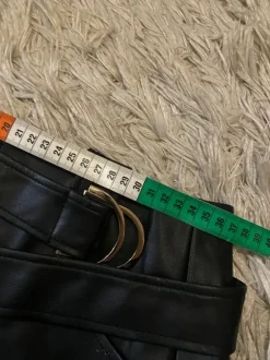 Musta nahkahame vyöllä