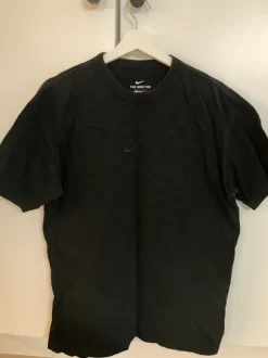 Musta nike t-paita