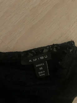 Musta pitkähihainen