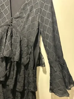 Musta pitkähihainen mekko