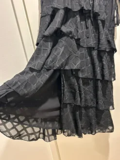 Musta pitkähihainen mekko