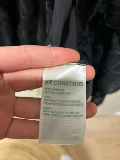 Musta pitkähihainen mekko