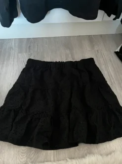 Musta ”pitsinen” hame!