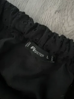 Musta ”pitsinen” hame!