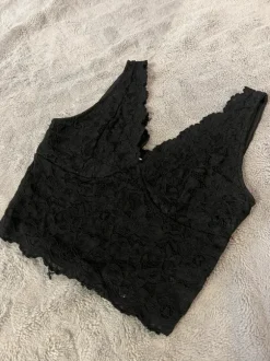 Musta pitsinen toppi