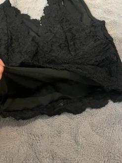 Musta pitsinen toppi