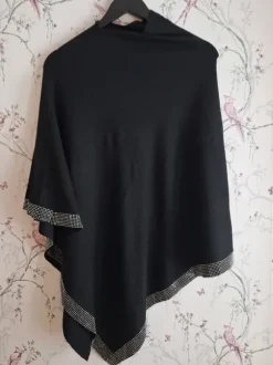 Musta poncho