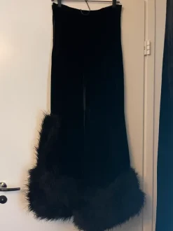 Musta samettinen hame karva reinuksella