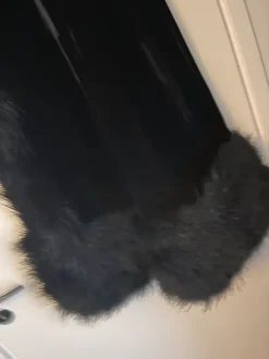 Musta samettinen hame karva reinuksella