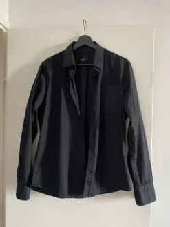 Musta slim fit kauluspaita