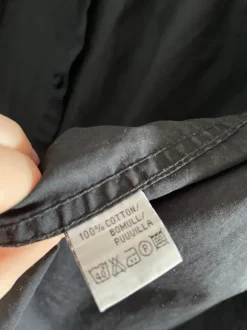 Musta slim fit kauluspaita