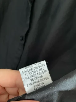 Musta slim fit kauluspaita