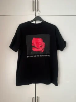 Musta T-paita printillä