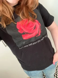 Musta T-paita printillä