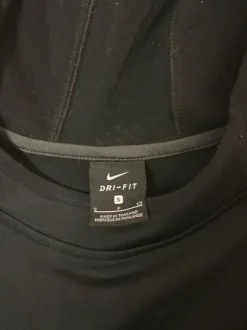 Musta treeni huppari