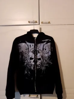 Musta vetoketju huppari