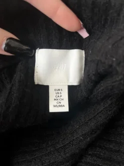 Musta villa paita shoulders off