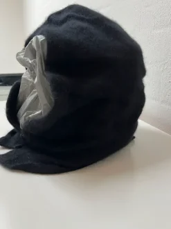 Musta villahuppu angoraa