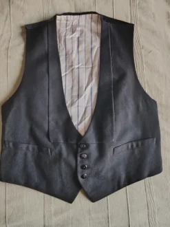 Musta vintage-liivi koko noin S-M