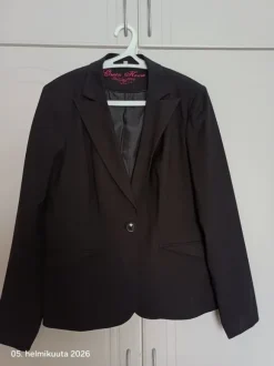 Musta vuorellinen jakku