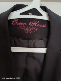 Musta vuorellinen jakku