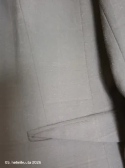 Musta vuorellinen jakku