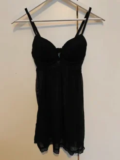 Musta yöasu/alusvaate S