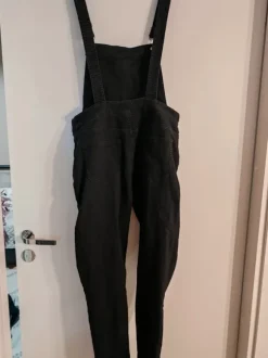 Mustat farkkuhaalarit