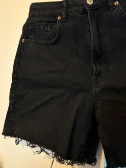 Mustat farkkushortsit