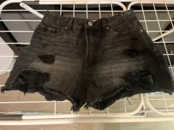 Mustat farkkushortsit