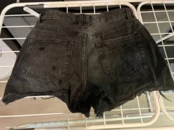 Mustat farkkushortsit