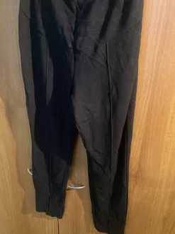 Mustat H&M äitiyshousut