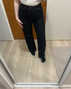 Mustat leveälahkeiset farkut