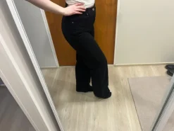 Mustat leveälahkeiset farkut