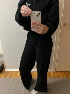 Mustat leveälahkeiset housut