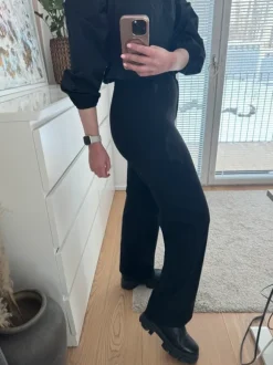 Mustat leveät housut