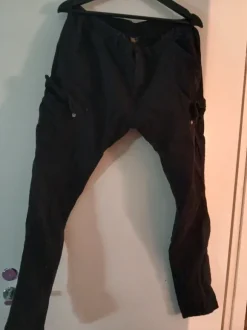 Mustat reisitaskuhousut