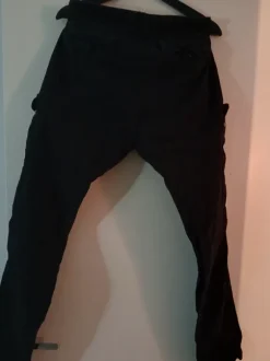 Mustat reisitaskuhousut