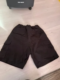 Mustat reisitaskushortsit koko m