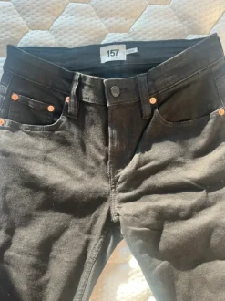 Mustat suorat farkut