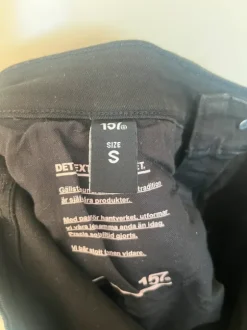 Mustat suorat farkut