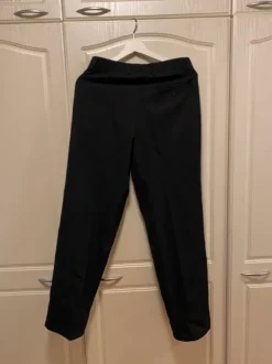 Mustat suorat housut