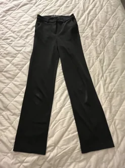 Mustat suorat housut