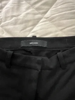 Mustat suorat housut