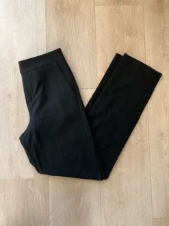 mustat suorat housut