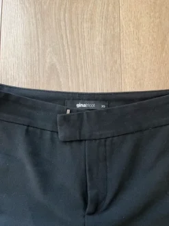 mustat suorat housut