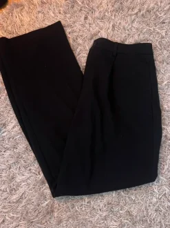 Mustat suorat housut