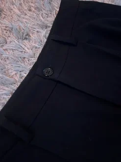 Mustat suorat housut